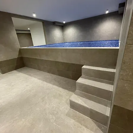 Apartment 7 Hills, *
