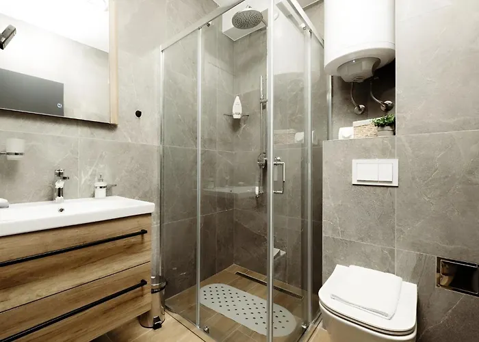 Boggi Apartman, * Κοπαόνικ